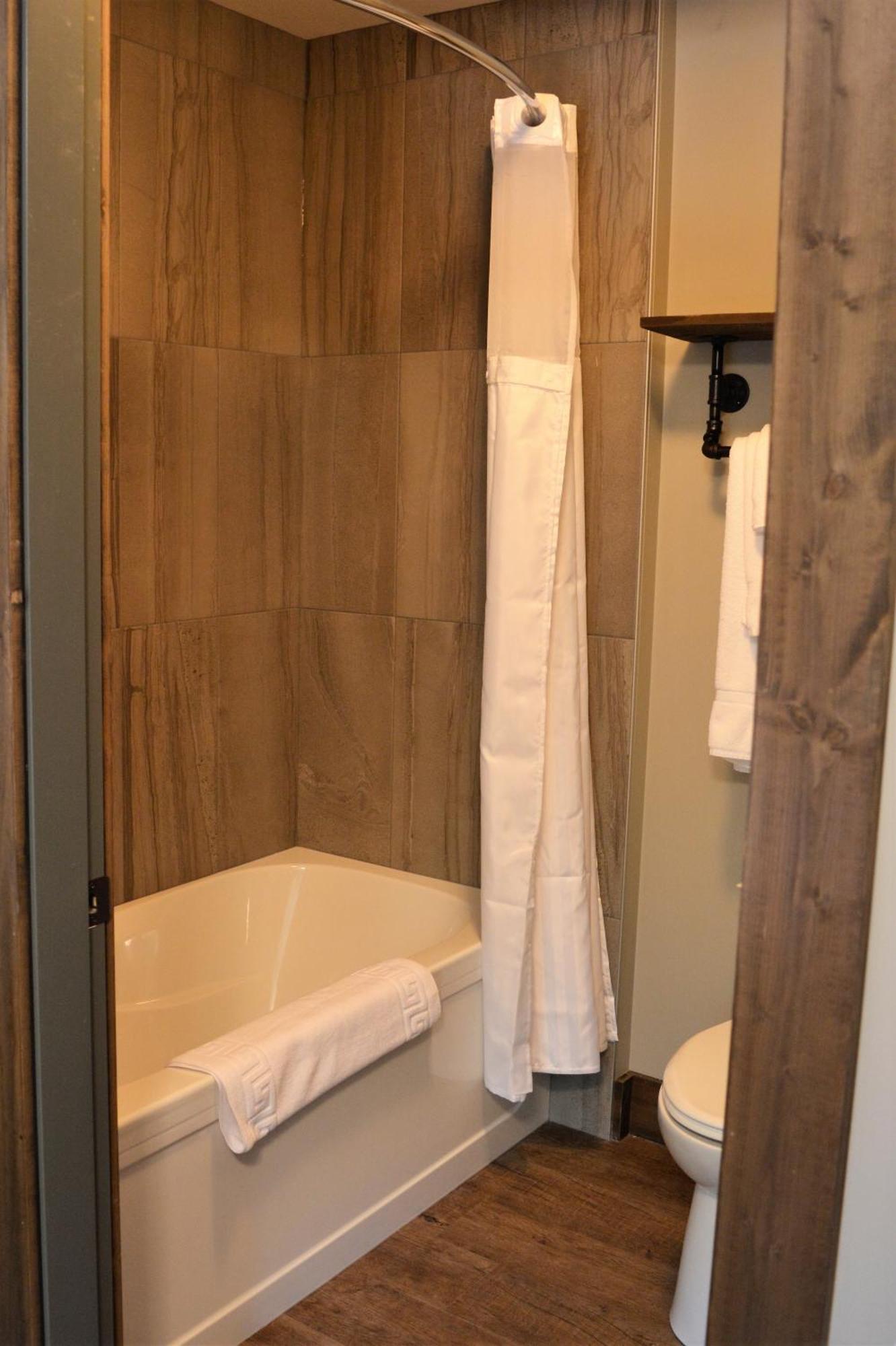 Sasquatch Inn Harrison Mills Екстер'єр фото