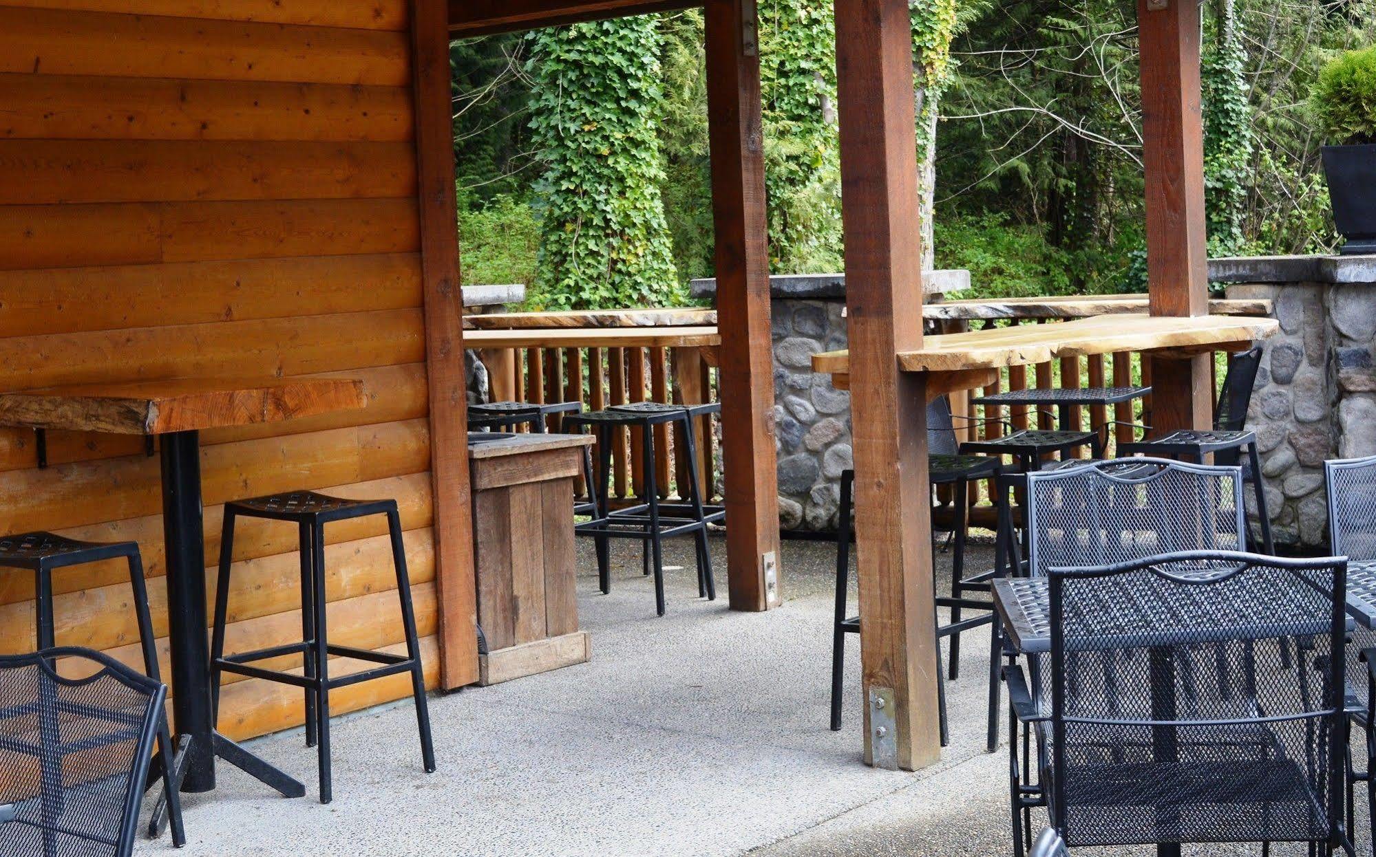 Sasquatch Inn Harrison Mills Екстер'єр фото